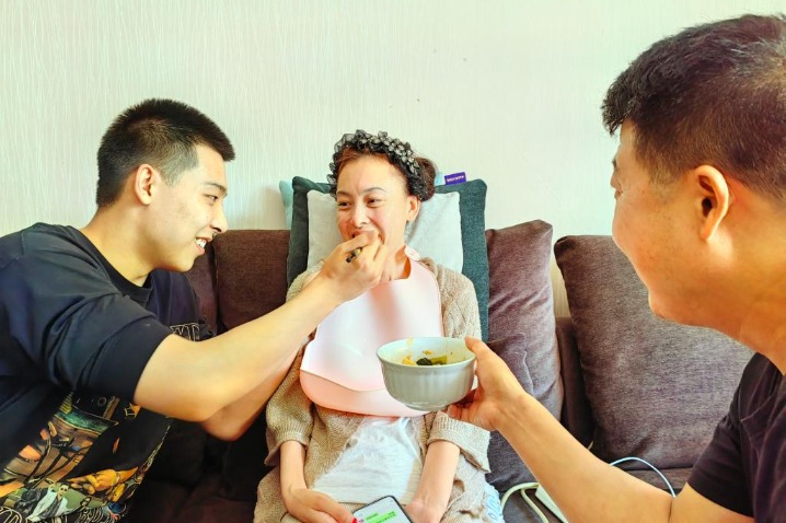 Son's devotion to ailing mom in Shaanxi inspires others