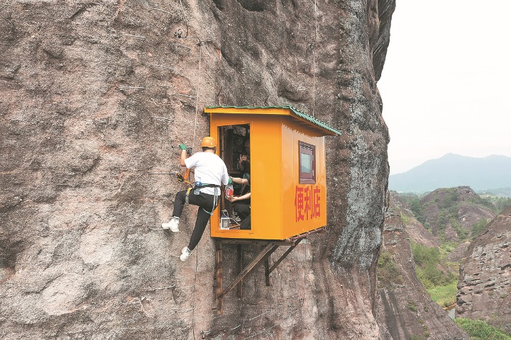 Convenience store offers relief for mountain climbers in Hunan