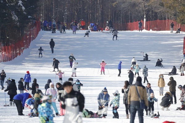 Jilin province's ski resorts welcome new snow season