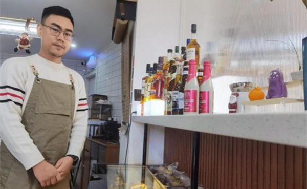 Silent cafe cheers up hearing-impaired barista