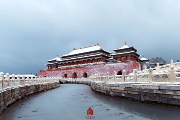 Inaugural snowfall graces the Forbidden City