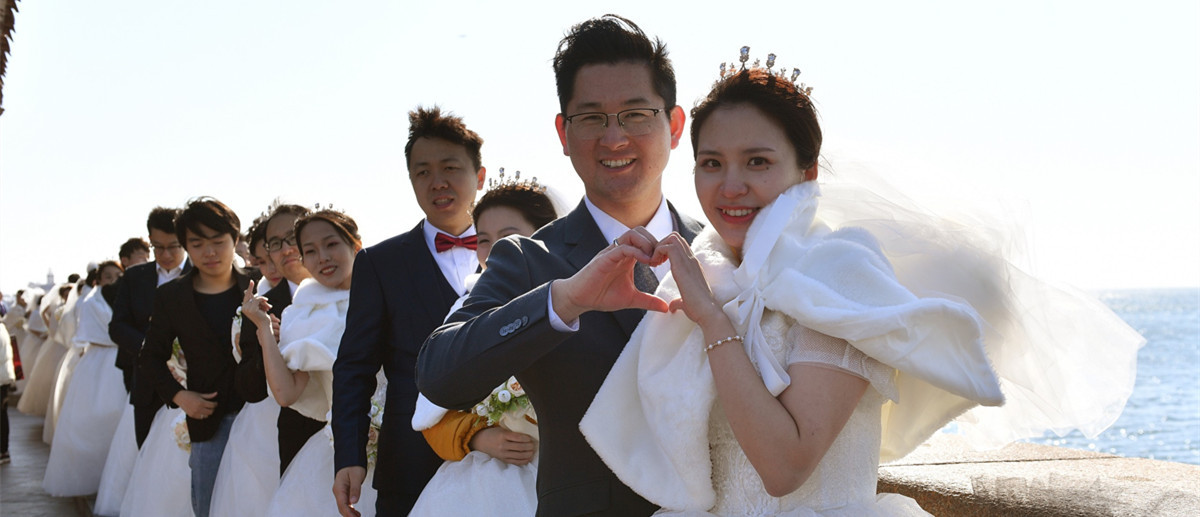 100 couples wed in massive ceremony in Qingdao