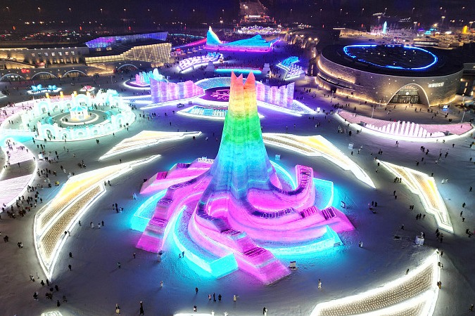 Opening of ice-snow world drives winter tourism economy