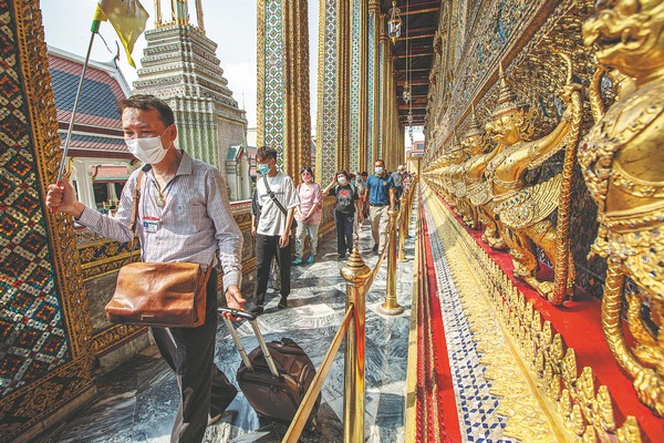 New Year holiday fuels passion for foreign trips