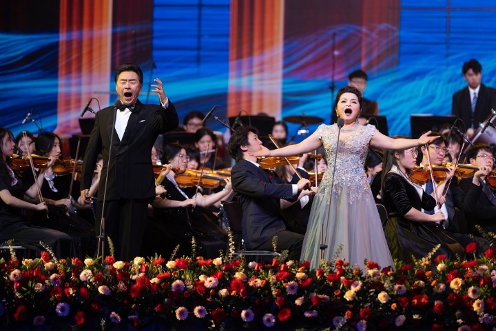 Concert welcomes new year at university in Wuhan