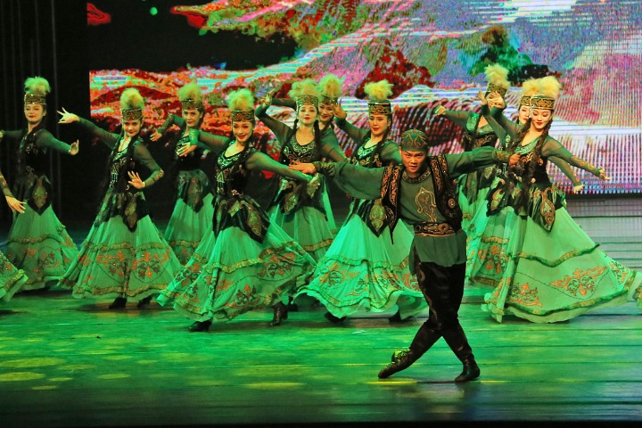 Grand show wows audience in Urumqi