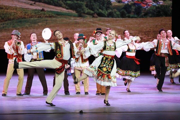 Russian dance group graces stage of Hubei