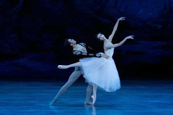 Ballet event concludes with two galas in Beijing