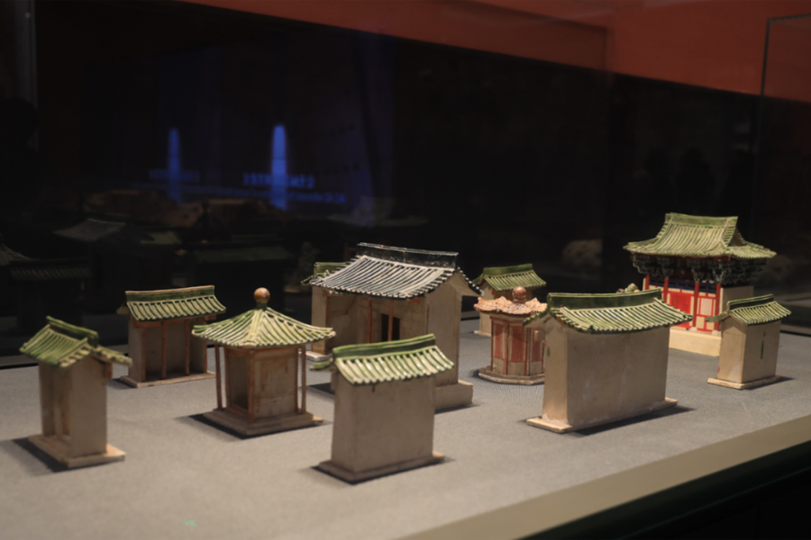 <em>Sancai</em> pottery model depicts courtyard from 1,000 years ago
