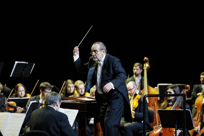 Concert enthralls audience in Nanchang with classics