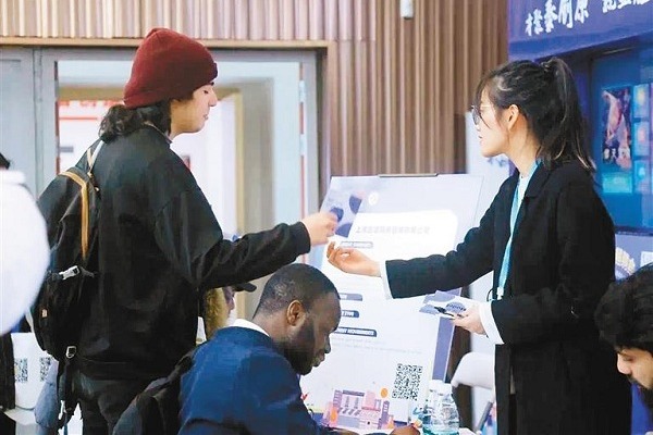 Shaanxi holds 1st large-scale job fair for intl talent