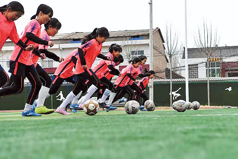 Young girls in Henan dream of soccer glory