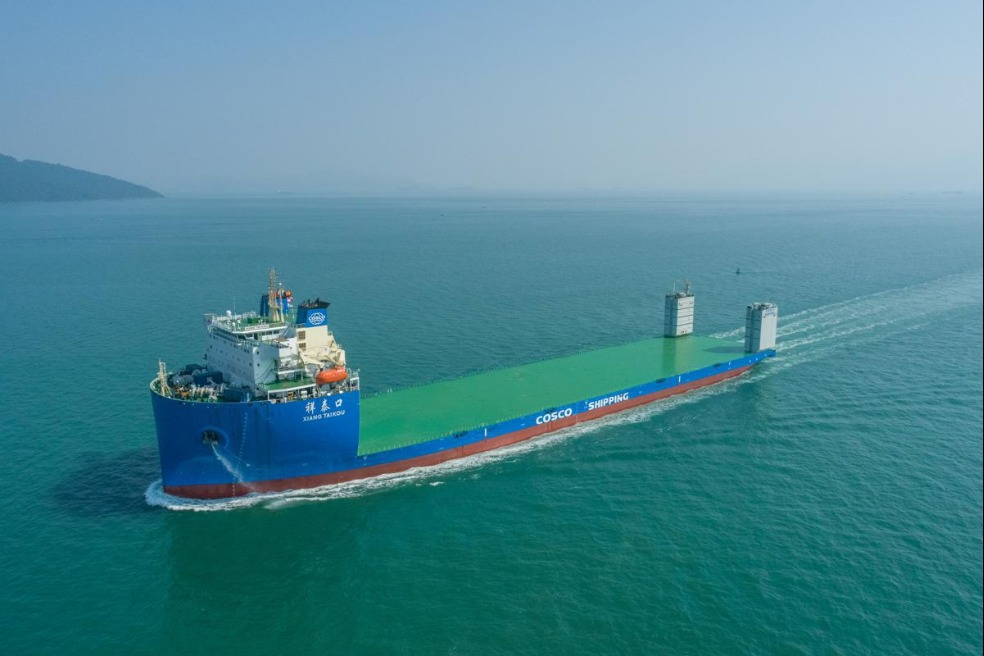 New semi-submersible shipping vessel begins operation in Guangzhou