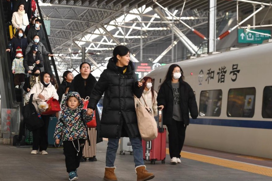 China's passenger traffic surges during New Year holiday