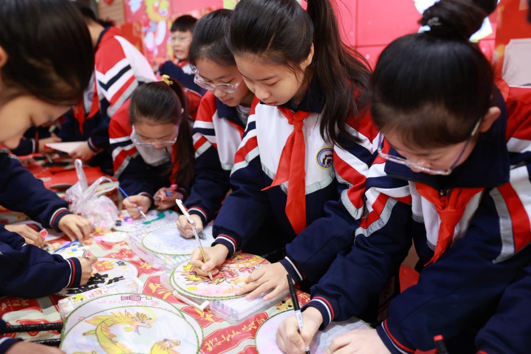 Young students in Hebei welcome Year of Dragon