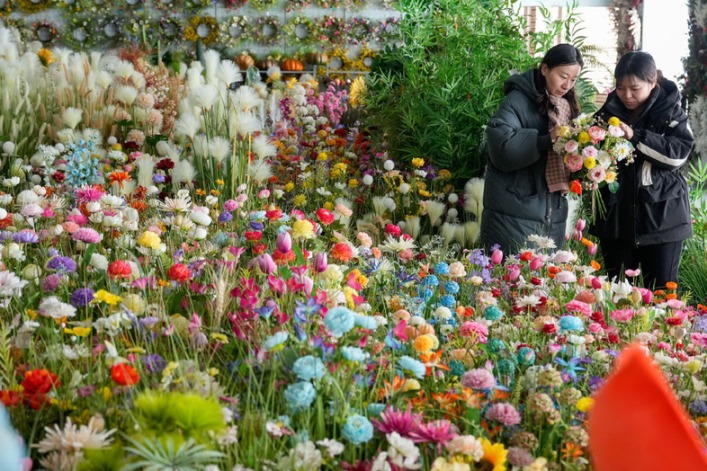 Silk flowers help local women gain employment in Hebei