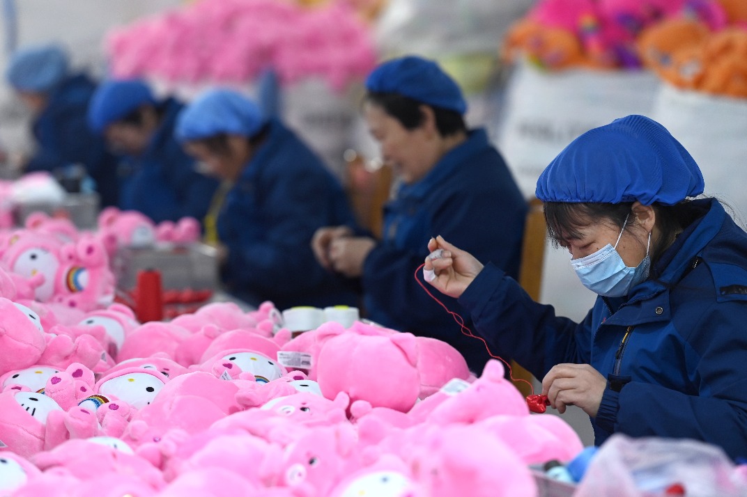 Stuffed bears made in China spread Christmas cheer overseas