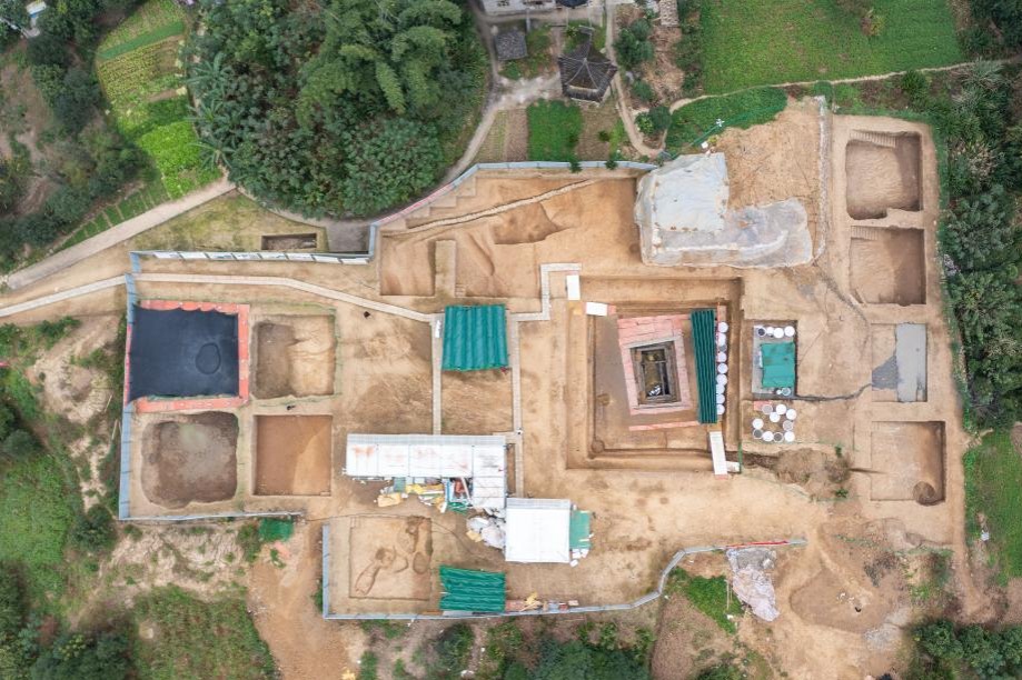 Ancient tomb accidentally revealed in Chongqing