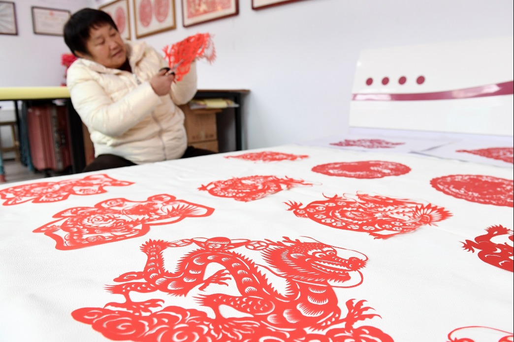 Cultural inheritor Li Yinjie prepares artwork for Spring Festival