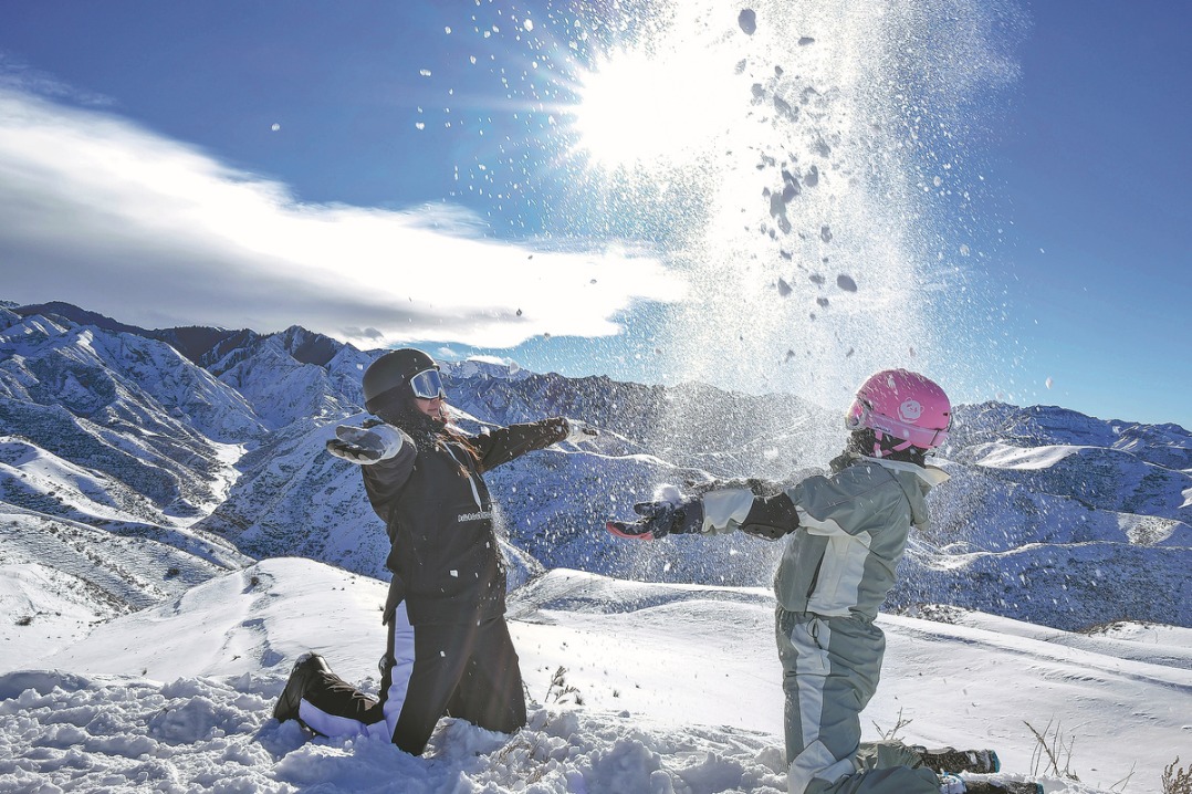 Xinjiang attracts tourists with winter sports
