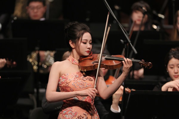 Symphony orchestra stages a concert to celebrate Spring Festival