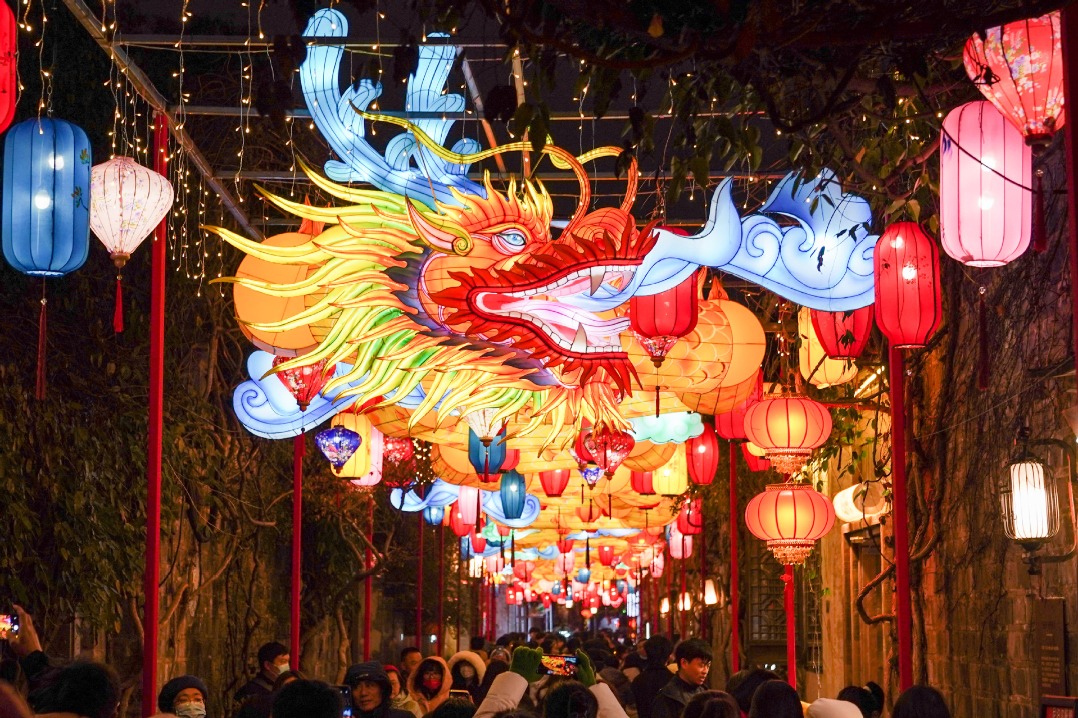 38th Qinhuai Lantern Festival lights up China