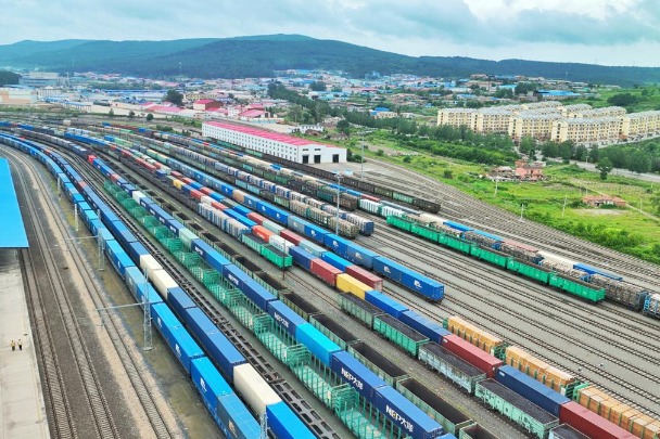 Train carries 261 vehicles from China's Lanzhou to Almaty
