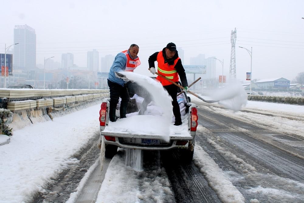 Highway, railway traffic gradually restored in China's freezing provinces
