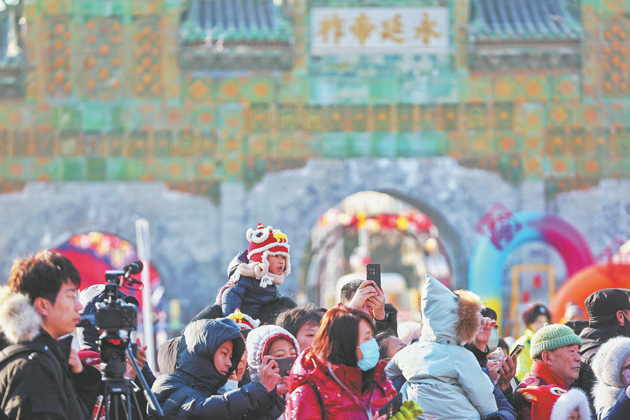 Thousands flock to Beijing's rejuvenated temple fairs