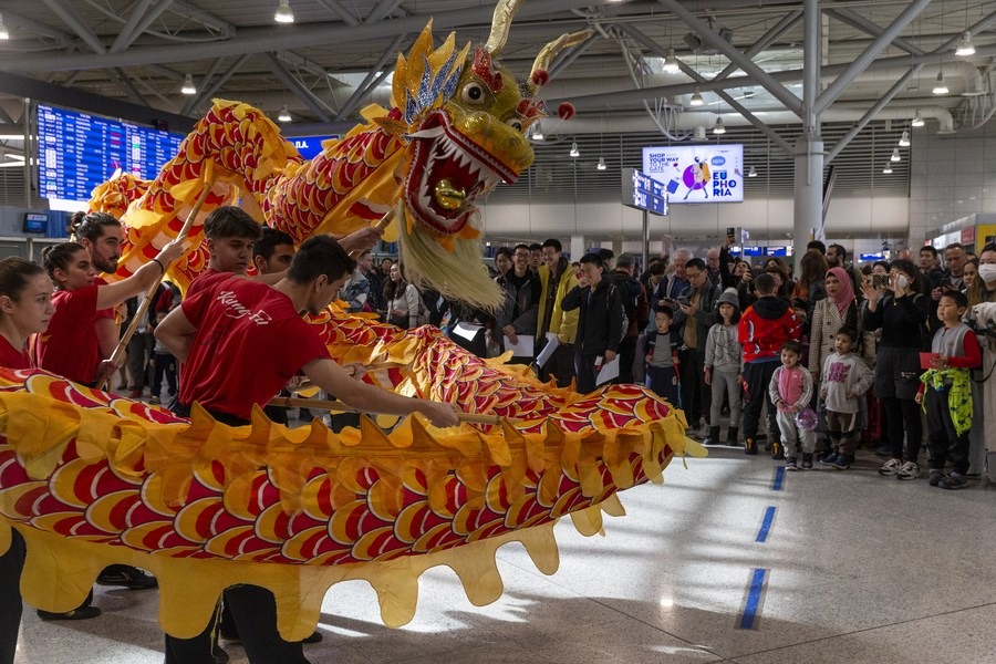 Year of Dragon sees closer air links between China, Europe