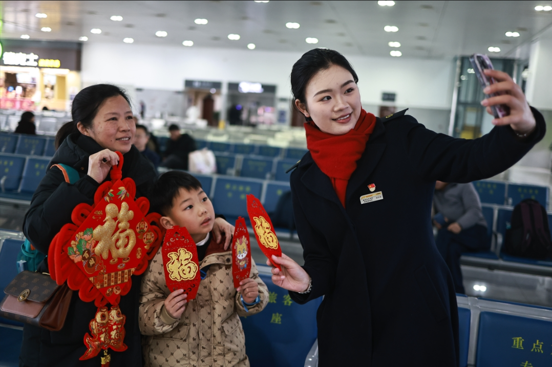 Post-00s station staff serve Spring Festival travel rush