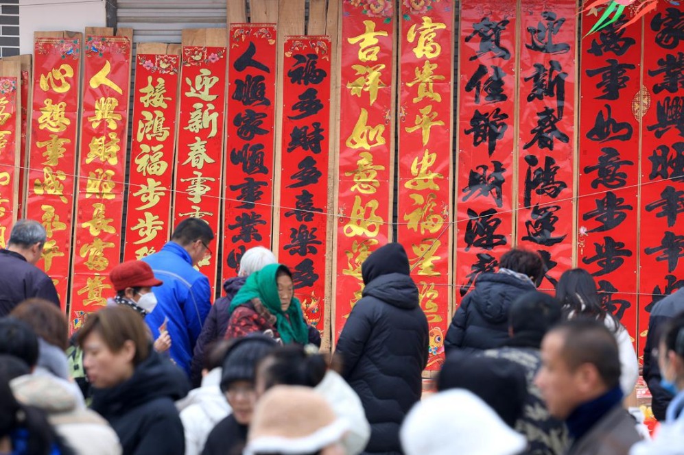 Visitors shop for Spring Festival at historic Nanzuo Market