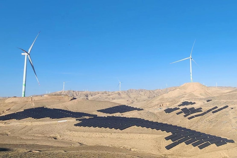 Massive wind and solar power project in Gansu begins generating clean energy