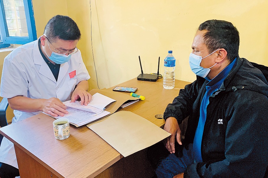Hebei medical team treats Nepali patients