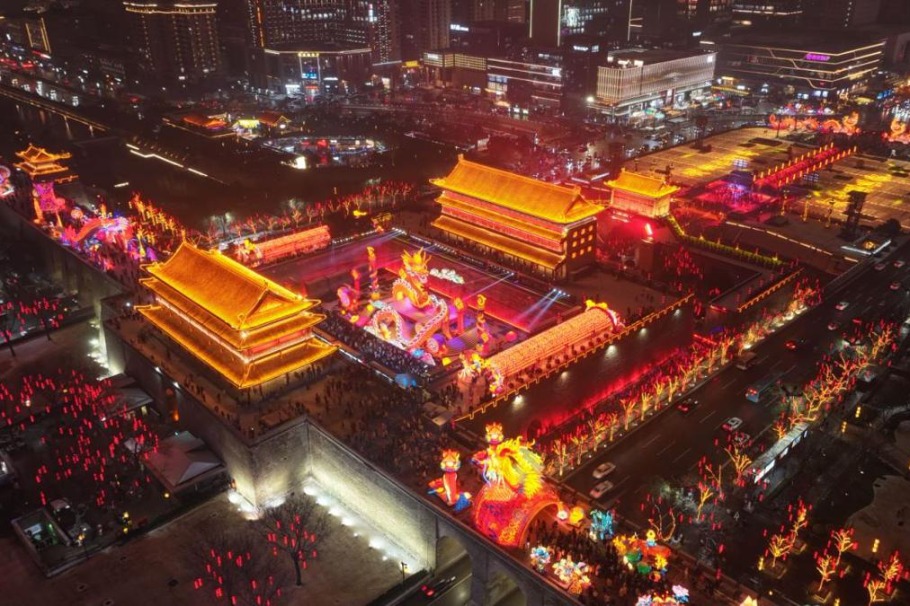Xi'an kicks off Spring Festival with lantern show