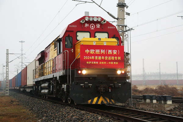 China-Europe freight train brings New Year goods to Xi'an