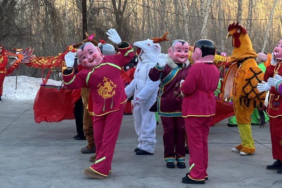 Xinjiang villagers enjoy Spring Festival evening galas