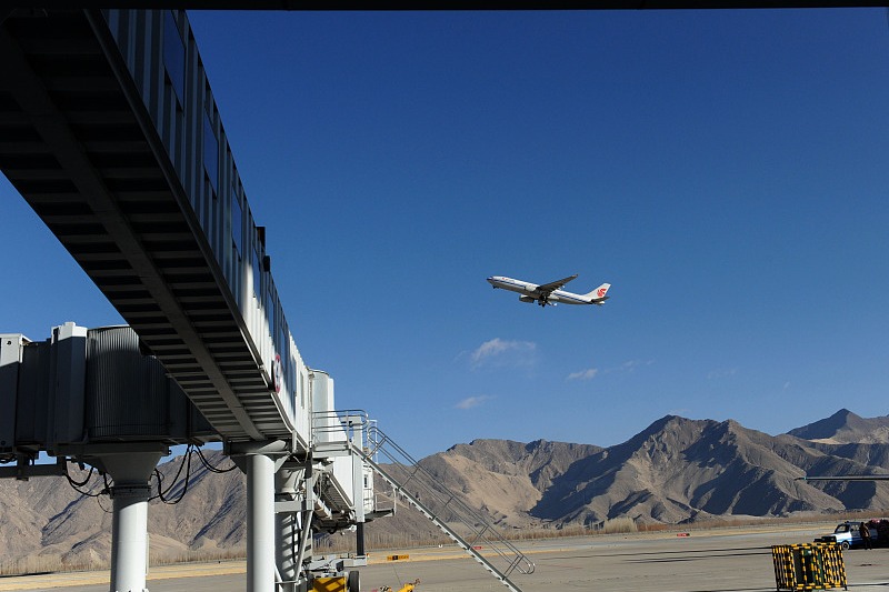 Xizang airports achieve record surge in visitors in 2023