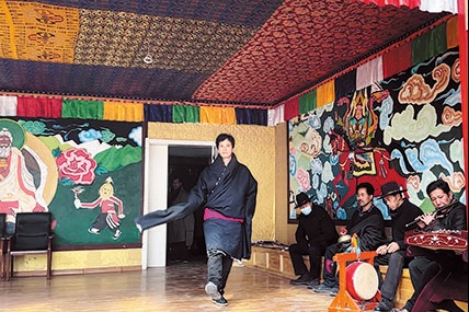 Tibetan opera takes center stage in Gansu village's New Year festivities
