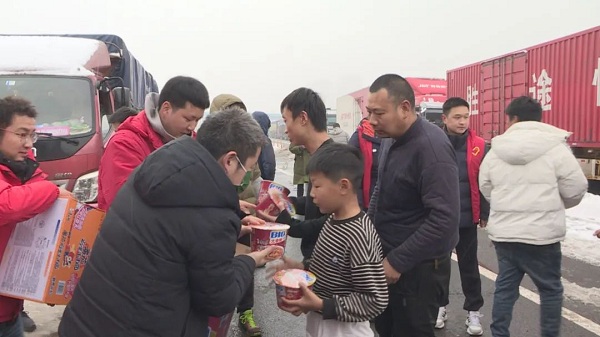 Wuhan provides aid to stranded travelers