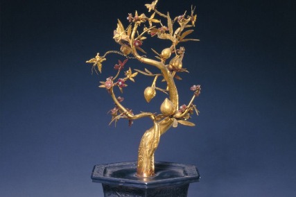 Gold peach tree conveys wishes of longevity and prosperity