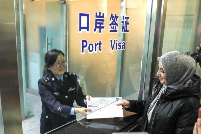 Xinjiang welcomes this year's first foreign tourist group with port visas