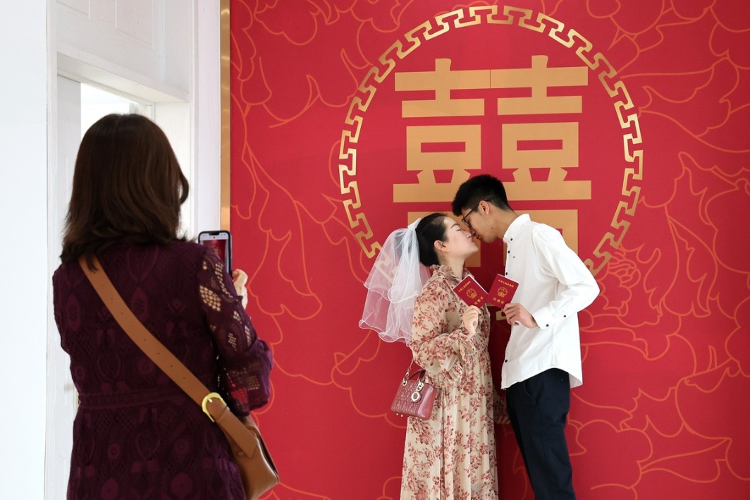 Newlyweds in Xi'an offered lottery ticket with marriage registration
