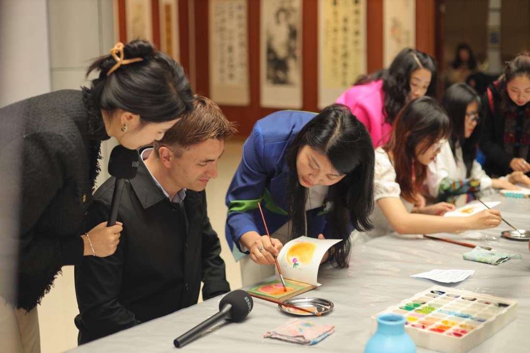 International students embrace Qijiang farmers' printmaking in Chongqing