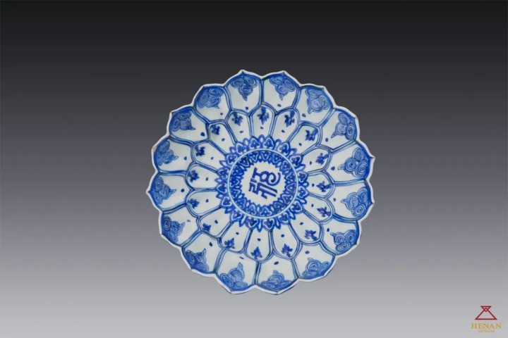 Blue-and-white brush washer in lotus design