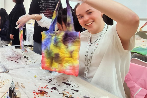 BFSU students embrace traditional Chinese tie-dye art
