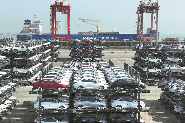 China's commercial vehicle output, sales up in first 2 months