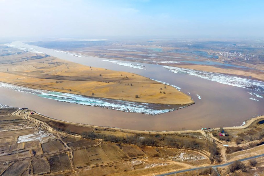 Yellow River ice breaks up, yielding abundant fish