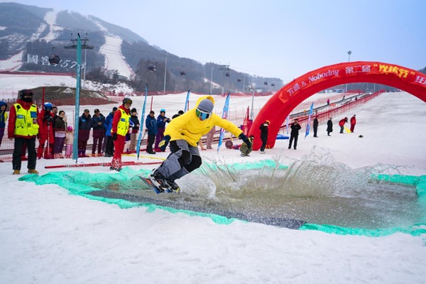 Naked pig skiing festival draws crowds in Jilin