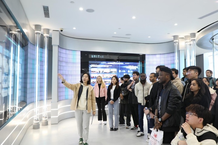Foreign students fascinated by technological feats at Beijing's high-tech hub